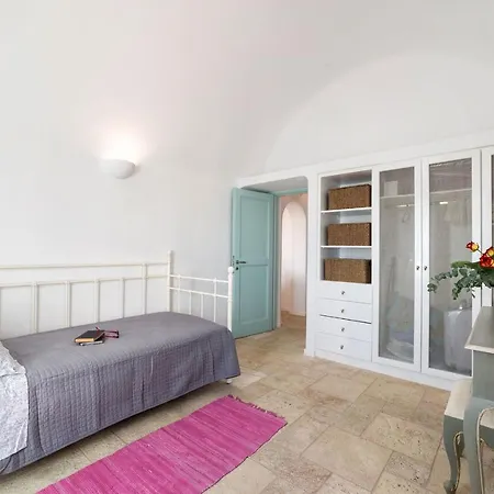 Sleeps8-parking-garden-pool-sunsets-barbeque Villa Emporio (Santorini)