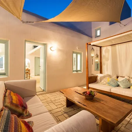 Sleeps8-parking-garden-pool-sunsets-barbeque Villa