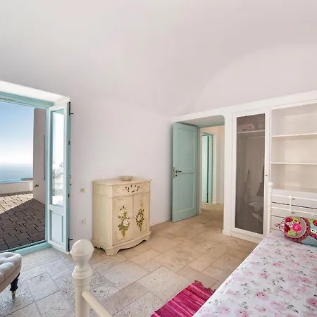 Villa Sleeps8-parking-garden-pool-sunsets-barbeque