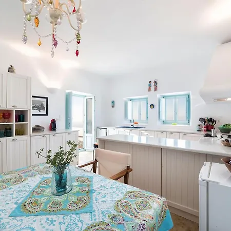 Villa Sleeps8-parking-garden-pool-sunsets-barbeque *
