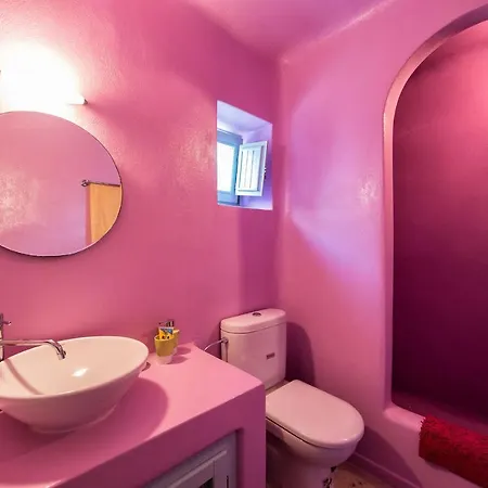 Sleeps8-parking-garden-pool-sunsets-barbeque *